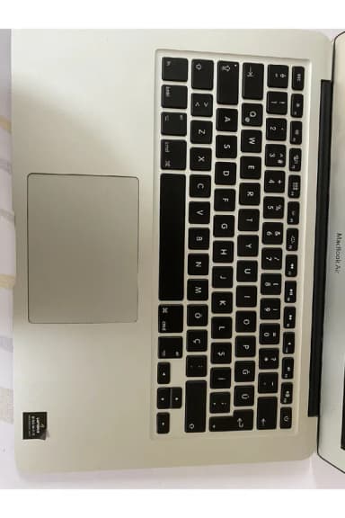 MACBOOK AİR A1466 İ5 5 4 GB 120 GB BATARYA 2 SAAT CİVARINDA görseli
